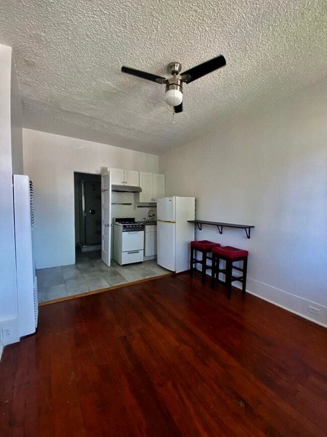 Building Photo - 1114 N Poinsettia Pl