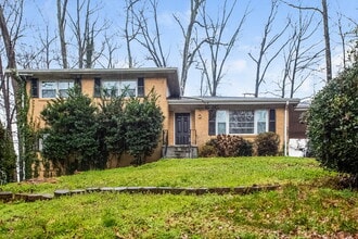 Building Photo - 2407 Oakridge Ct