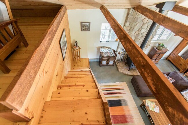 Building Photo - Rustic Modern Farm House