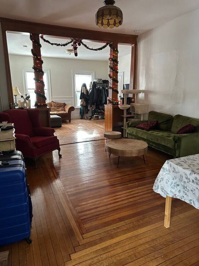 Building Photo - ALLSTON 4 BED/2 BATH FOR 9/1!  UPDATED KITCHEN AND BIG ROOMS!