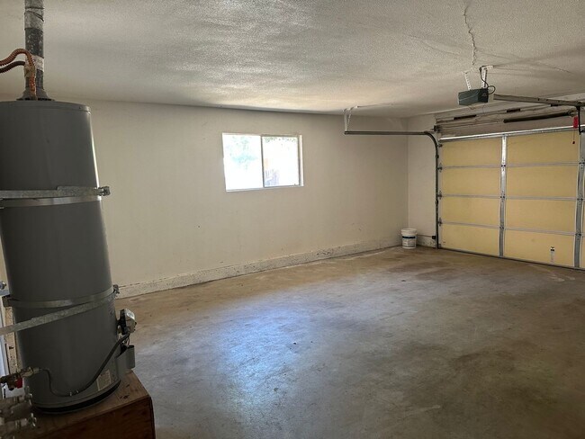 Building Photo - Well maintained home in desirable neighbor...