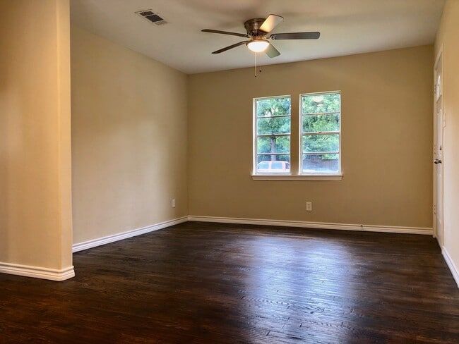 Building Photo - 2 Bedrooms - 1 Bathroom - LARGE Backyard!