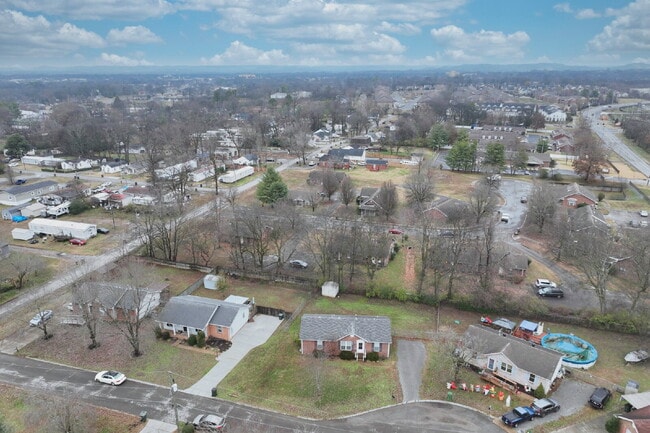 Building Photo - Car-free convenience! Modern 3 Bed Home Minutes from Downtown Gallatin