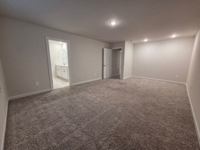 Building Photo - Beautiful and spacious! Ready for move in!