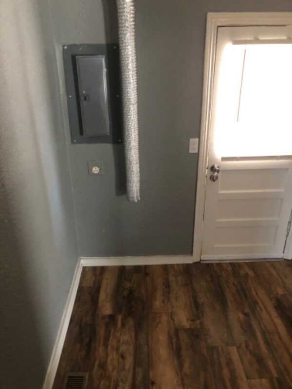 Building Photo - 205 S Maple St