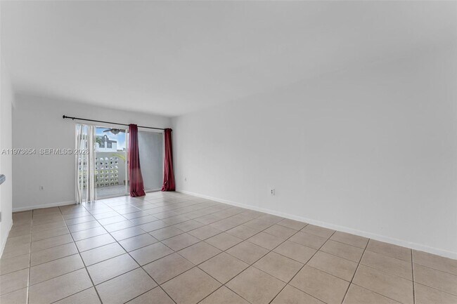 Building Photo - 9735 Fontainebleau Blvd