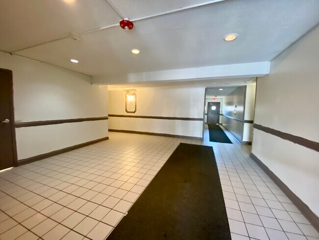 Building Photo - 4500 Beau Monde Dr
