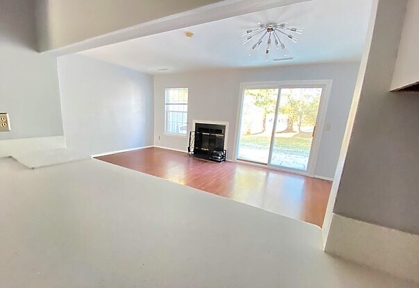 Building Photo - 1404 Sara Cir