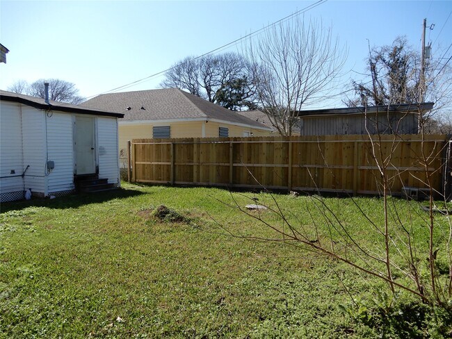 Building Photo - 320 17th Ave N
