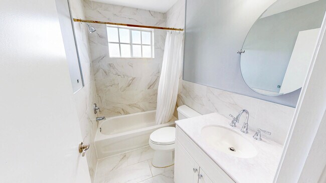 Building Photo - 18712 SW 100th Ave