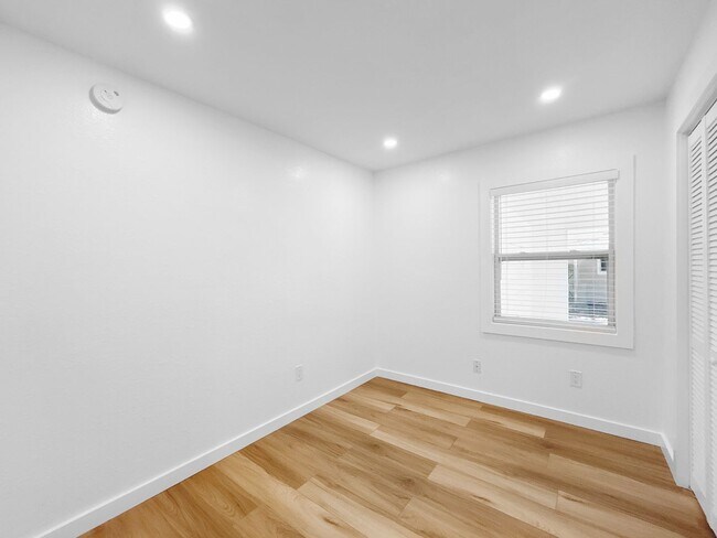 Building Photo - 4631 Queensboro Ave S