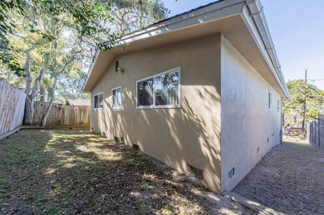 Building Photo - 833 2nd St