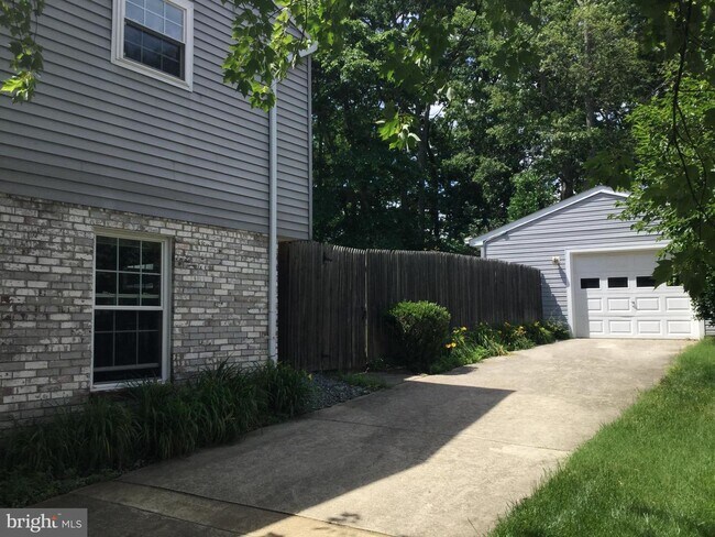 Building Photo - 1114 Ellingwood Dr