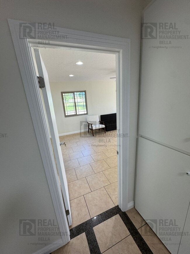 Building Photo - Spacious Single-Story 7-Bedroom Home with Open Layout & Abundant Natural Light