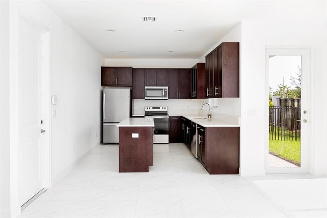 Building Photo - 6947 Pines Cir