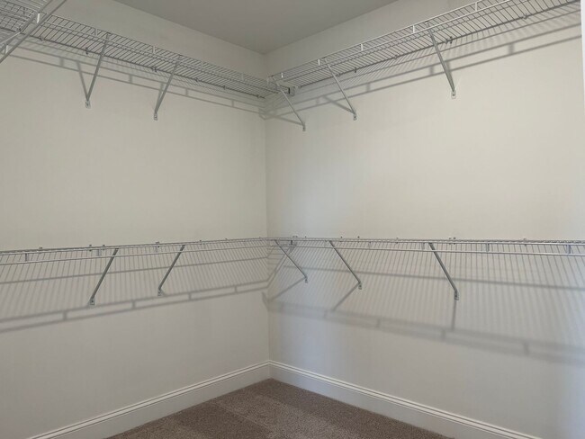 Building Photo - Spacious Townhome Located Minutes from Downtown Gallatin and Hendersonville!