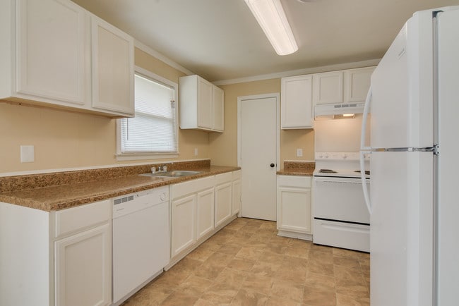 Building Photo - 2216 Walden Dr