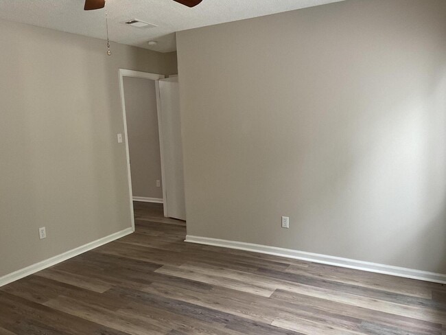 Building Photo - 1546 Hamilton Dr