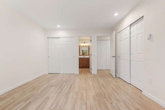 Building Photo - Newly updated 2 Bedroom 2 Bathroom Condo Near Downtown Kirkland- 1 free month!