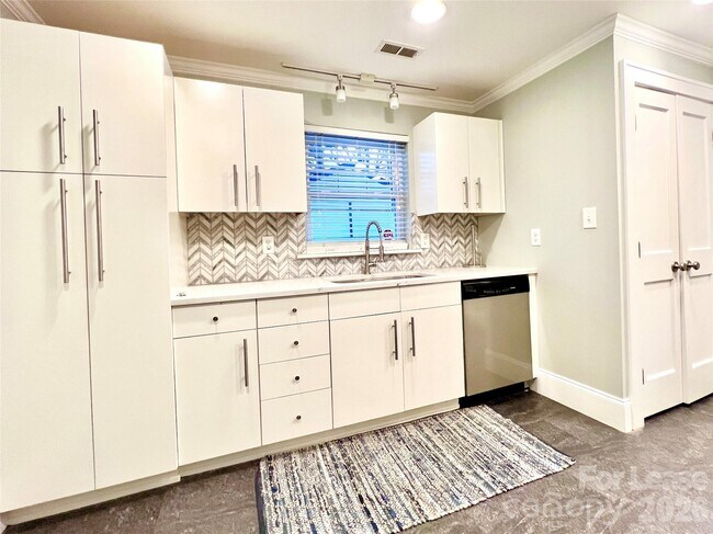 Building Photo - 4638 Murrayhill Rd