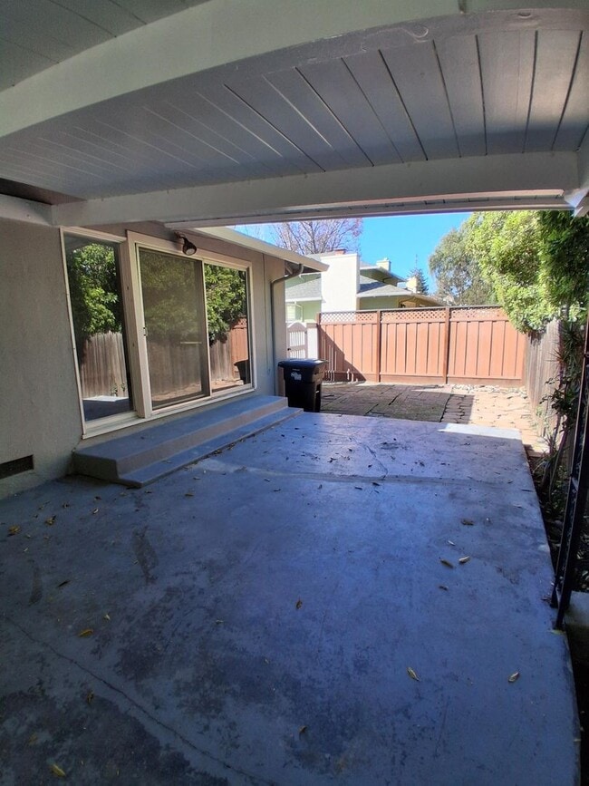 Building Photo - 1044-1048 Marcussen Drive