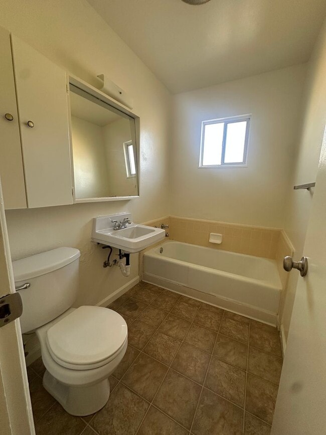 Building Photo - 119-119 W Locust Ave