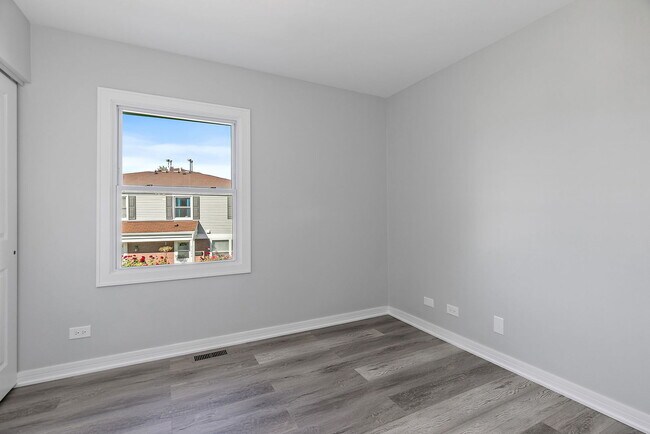 Building Photo - 1311 Kingsbury Dr