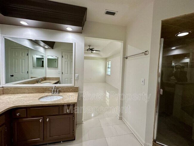 Building Photo - 3288 Deerfield Pointe Dr