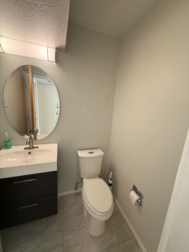 Building Photo - Beautiful NE Heights Neighborhood Executive style home with a Large back yard that has a full siz...