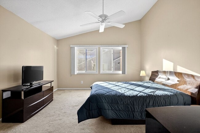 Building Photo - Creekside 1st floor unit Showing Saturday 1/31 10am-10:15am