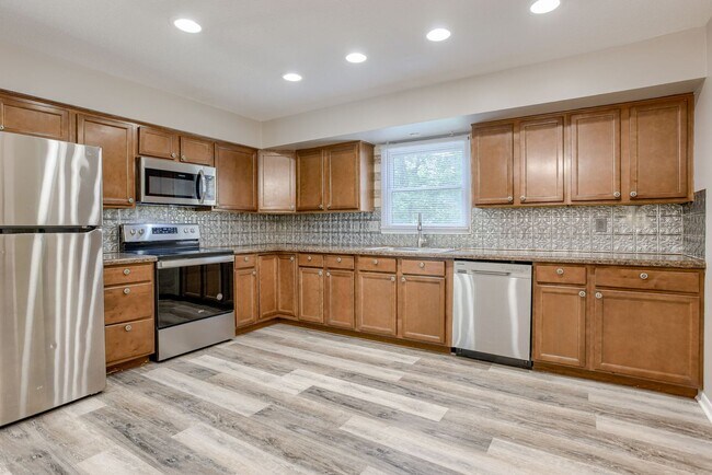 Building Photo - Spacious Split Entry with 2-Car Garage & Finished Basement!!