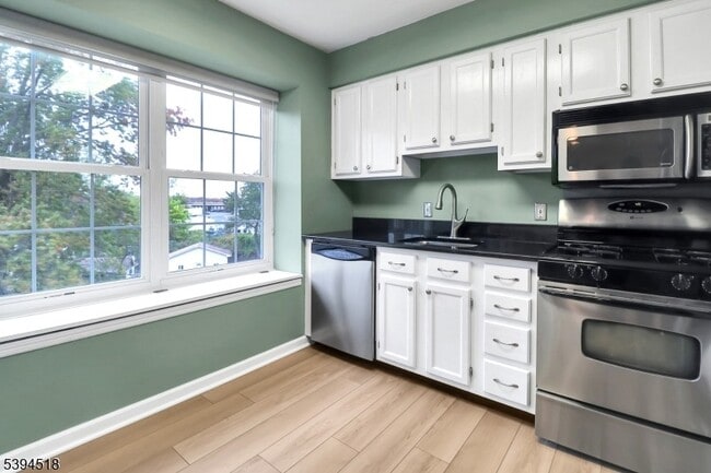 Building Photo - 121 Country Club Dr