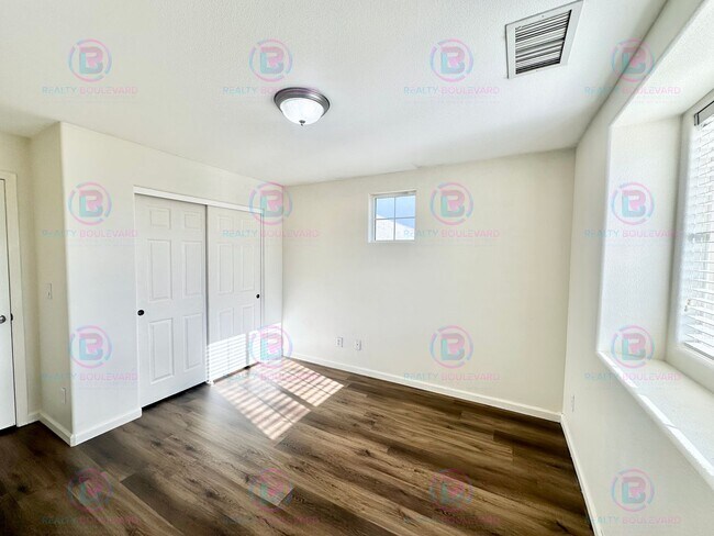 Building Photo - Spacious 4-Bedroom 3 Bath, 3 Car Garage Home with Loft, Living Room and Family Room Outdoor Kitch...