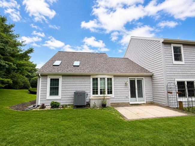 Building Photo - 252 Crescent Dr