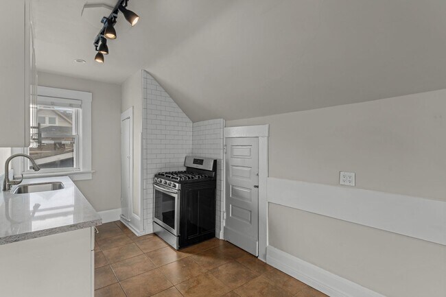Building Photo - 531-535 W Juniper Street
