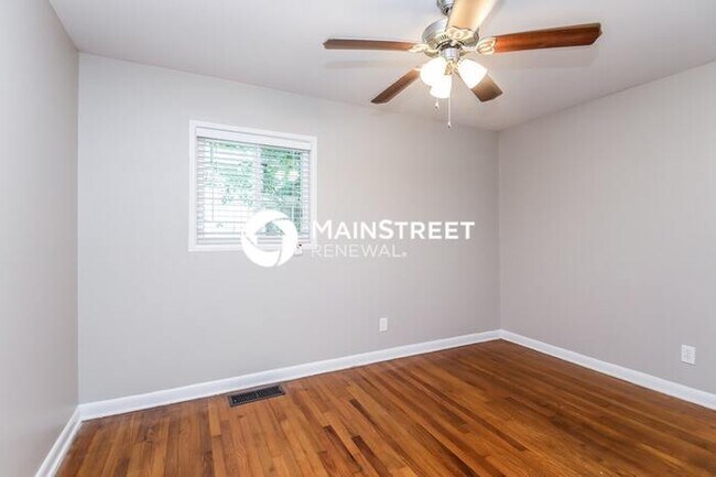 Building Photo - 3 Bedroom Pet-Friendly Home in Forest Park...