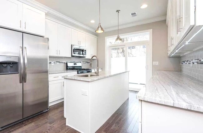 Building Photo - Gorgeous 3-Bedroom Townhome with Finished Basement and Rooftop Deck! Available mid-June!