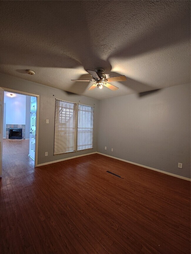 Building Photo - 10855 Meadowglen Ln