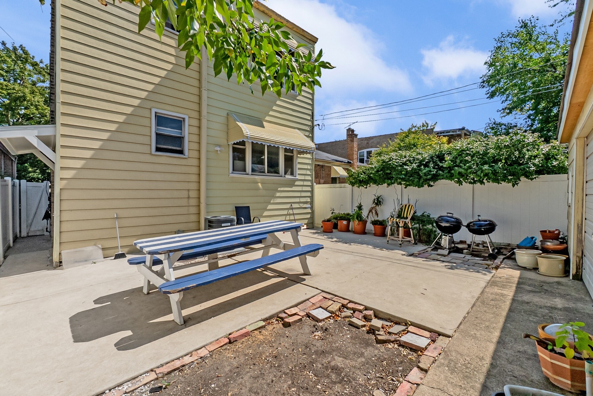 Building Photo - 5742 N Francisco Ave