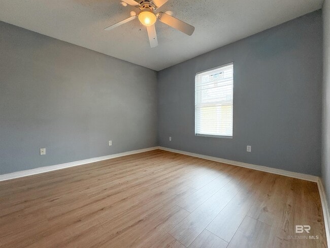 Building Photo - 5652 Dee St