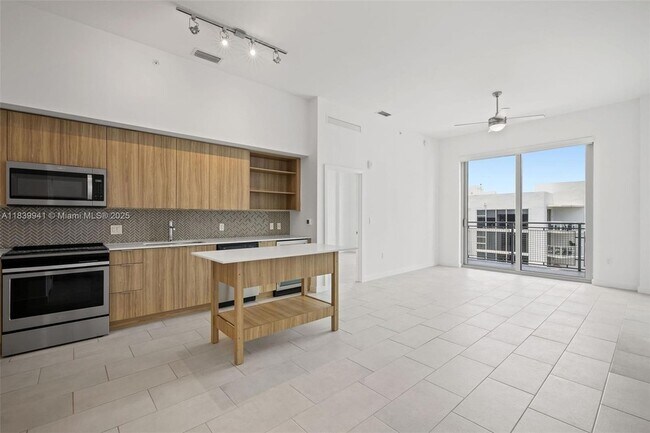 Building Photo - 2150 N Bayshore Dr