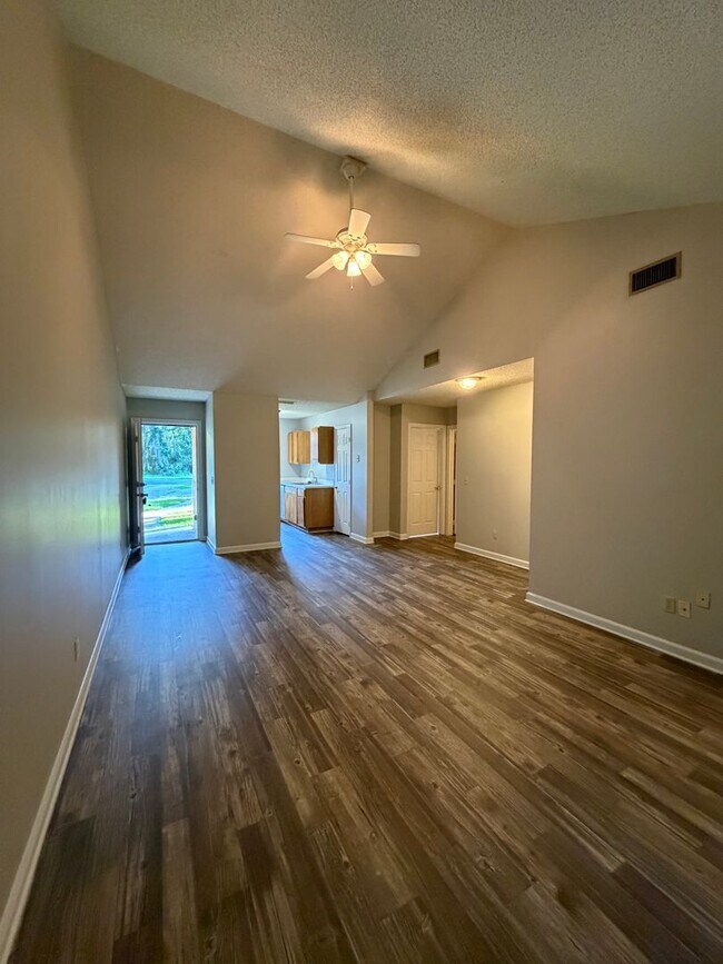 Building Photo - 302 Admiral's Walk Dr