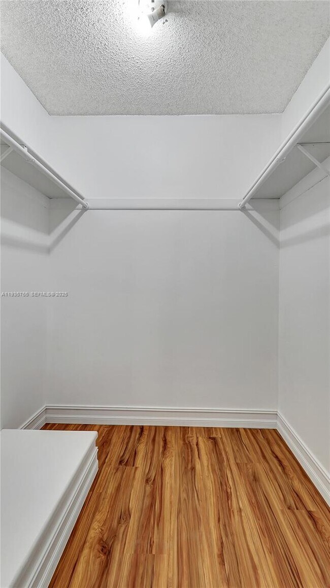 Building Photo - 205 Dunwoody Ln