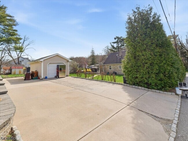 Building Photo - 95 Sycamore Ave