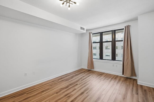 Building Photo - Penn Quarter Condo | Studio | 1 Bath | 450 Sf