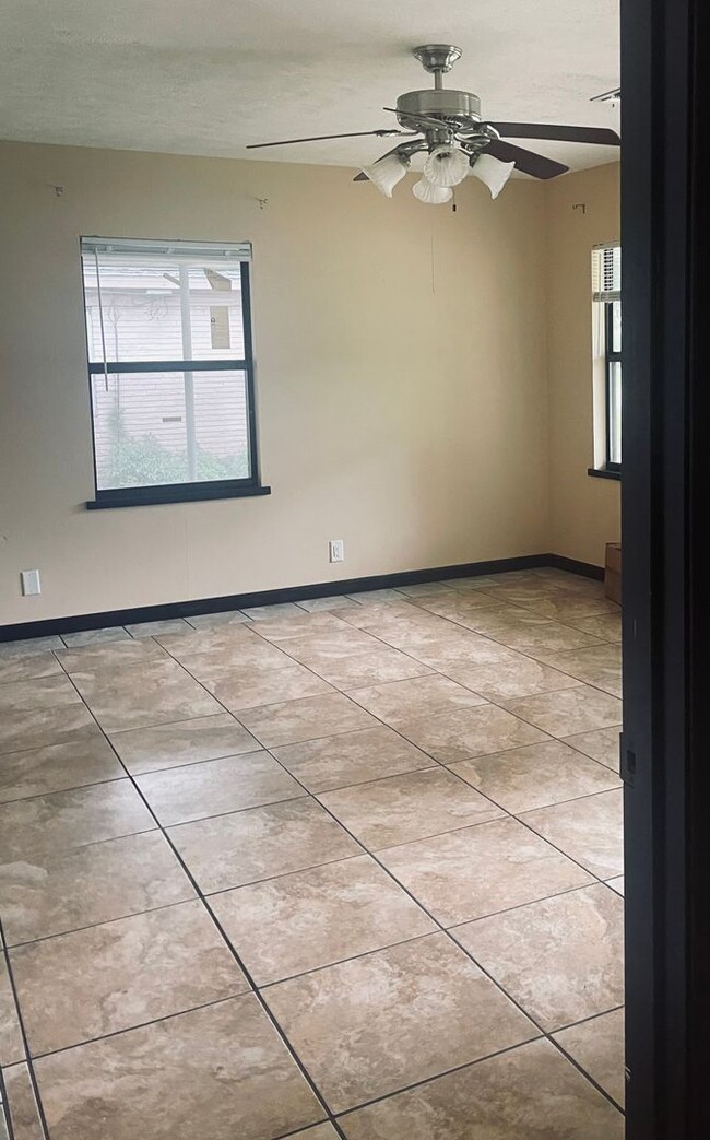 Building Photo - 3 Bedroom/1 Bath - Move/In Ready