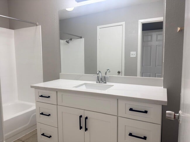 Building Photo - 3004 Gilmar Dr