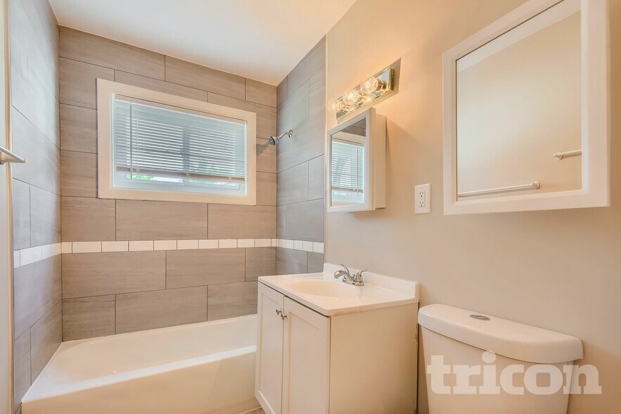 Building Photo - 612 W James St