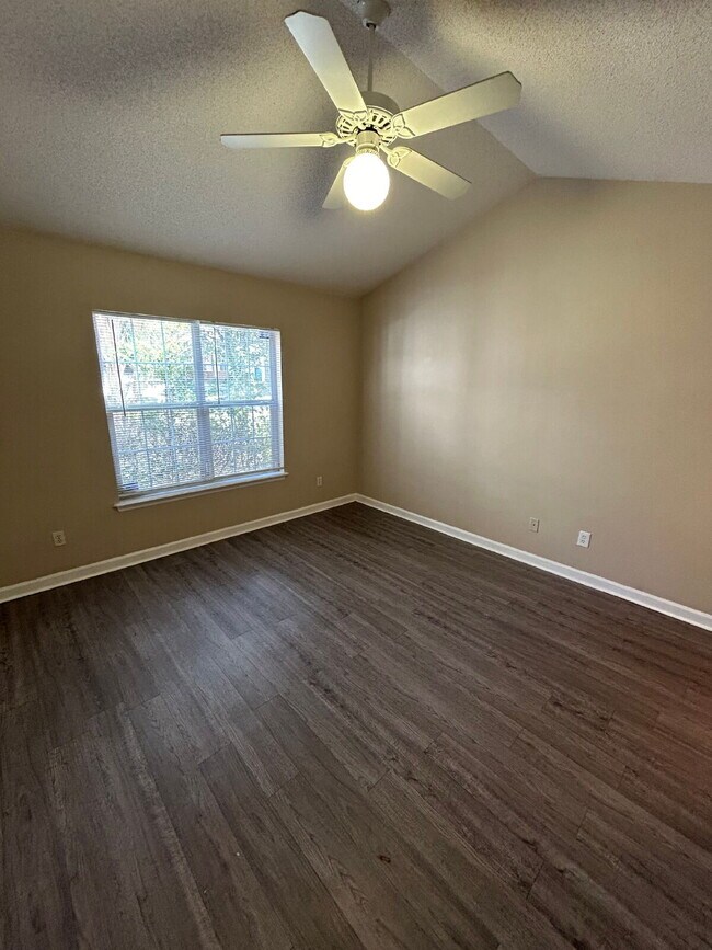 Building Photo - 2 bed/2 bath with new paint and flooring! Pets are welcome! New Back Porch!