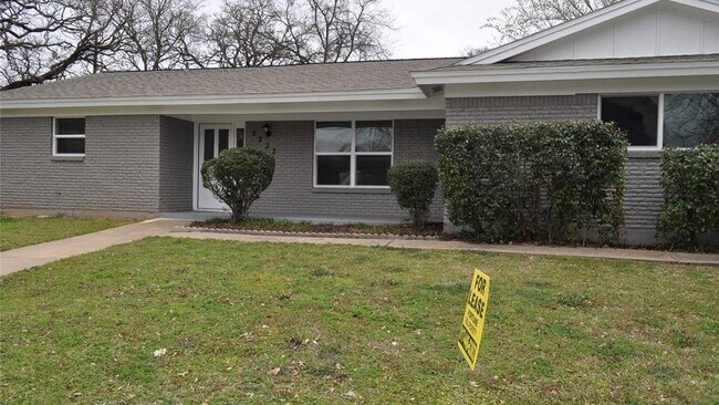 Building Photo - 2232 Shady Brook Dr